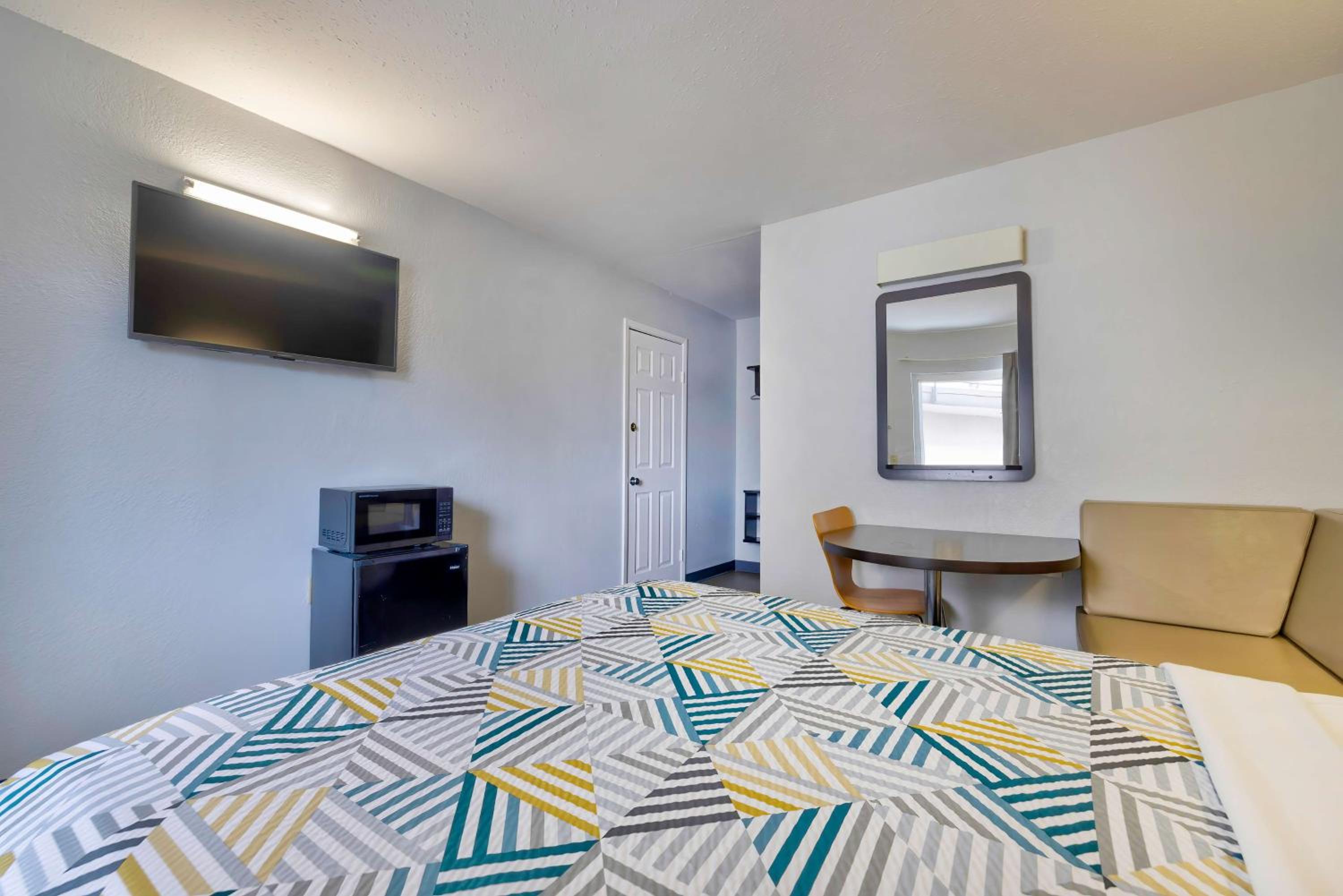 Queen Room - Disability Access - Non-Smoking