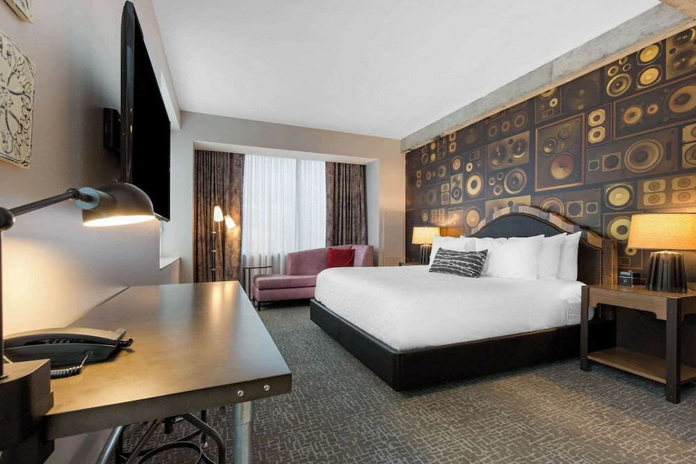 Deluxe Room, 1 King Bed, Accessible, Non Smoking (Corner, Roll-In Shower)