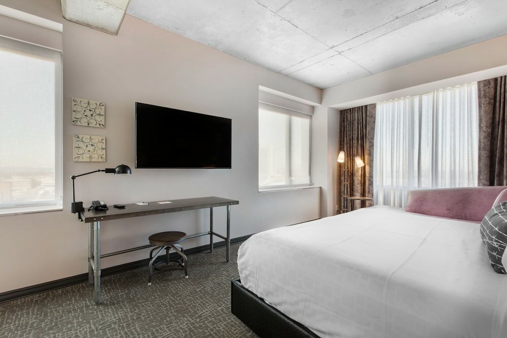 Deluxe Room, 1 King Bed, Accessible, Non Smoking (Corner, Roll-In Shower)