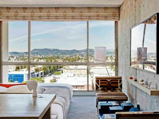 High-level Hollywood Hills View King 