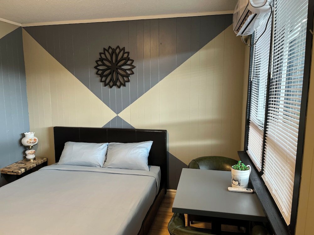 Standard Room, 1 Queen Bed