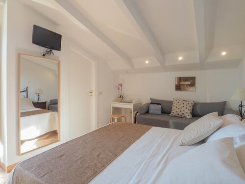 Трехместный номер «Классик», вид на сад, башня в Villamirella