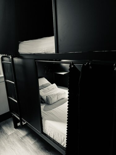 Стандартное общее спальное помещение, только для мужчин в Kama Central Park Hostel