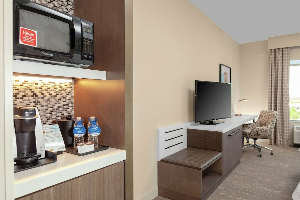 Room, 1 King Bed (Drinks & Snacks)