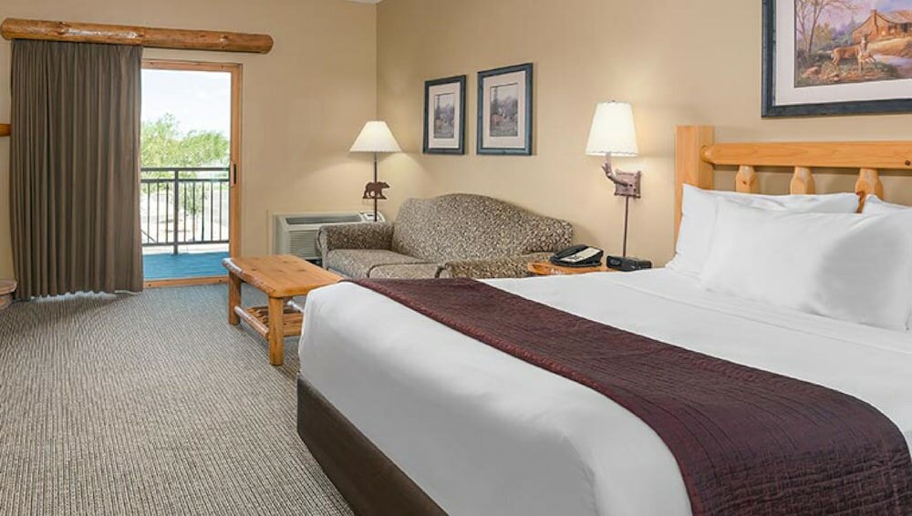 Queen Sofa Suite Accessible - Water Park Included