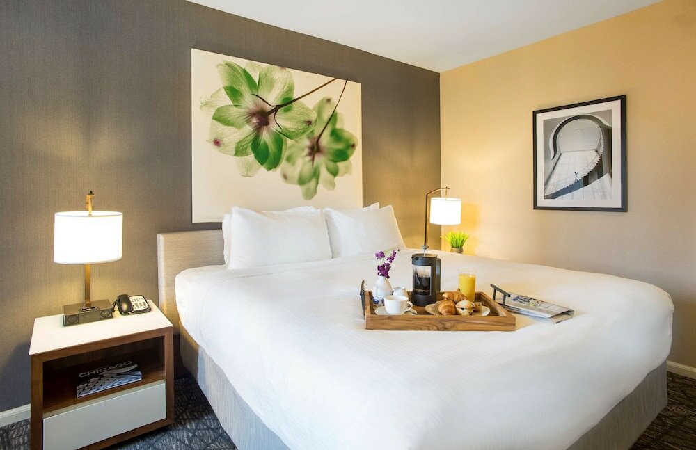 Deluxe Room, 1 King Bed, City View