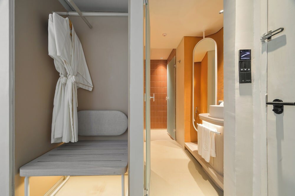 Deluxe Room, 1 King Bed, City View