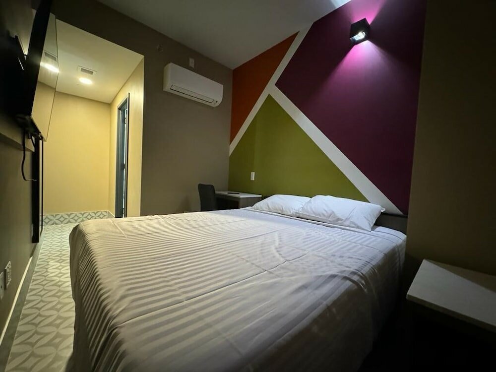 Economy Single Room, 1 Queen Bed, Non Smoking, Private Bathroom