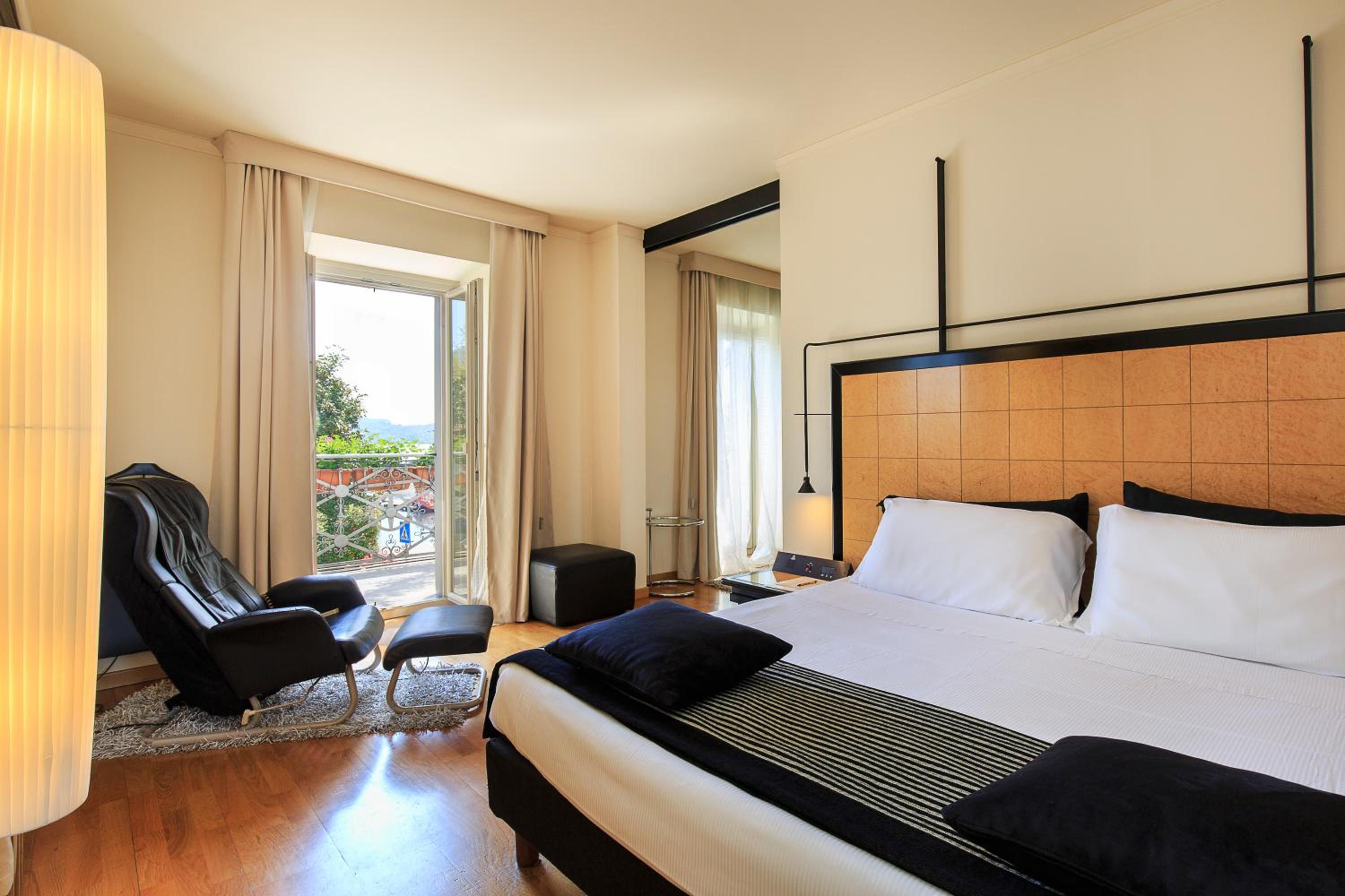 Suite with Lake View