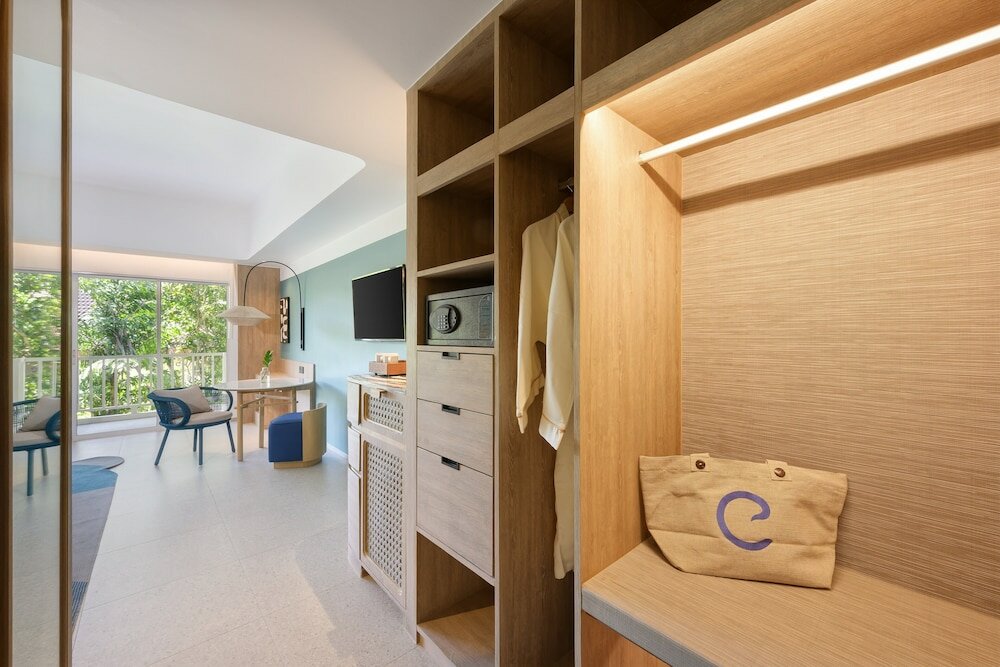 Premium Room, 1 King Bed, Pool View (Deluxe)