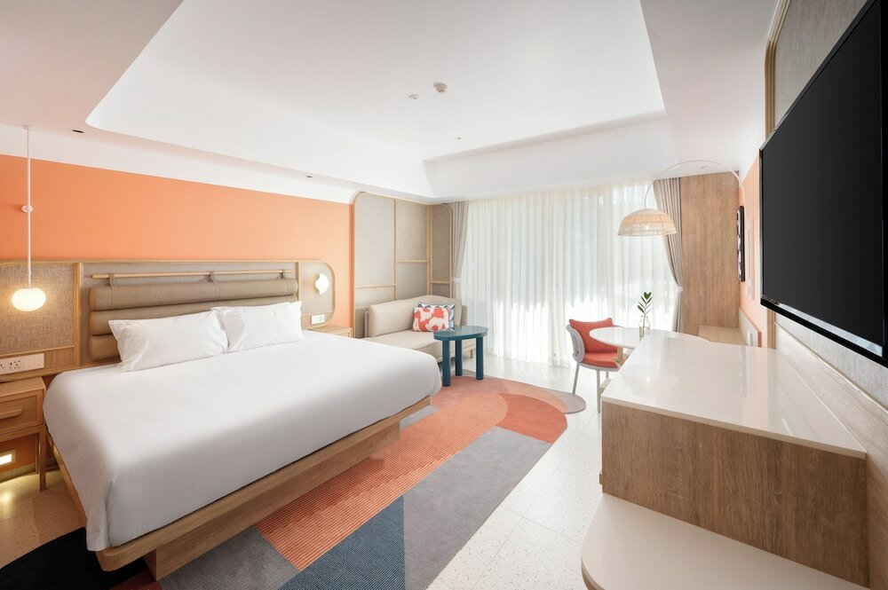 Deluxe Room, 1 King Bed, Pool View