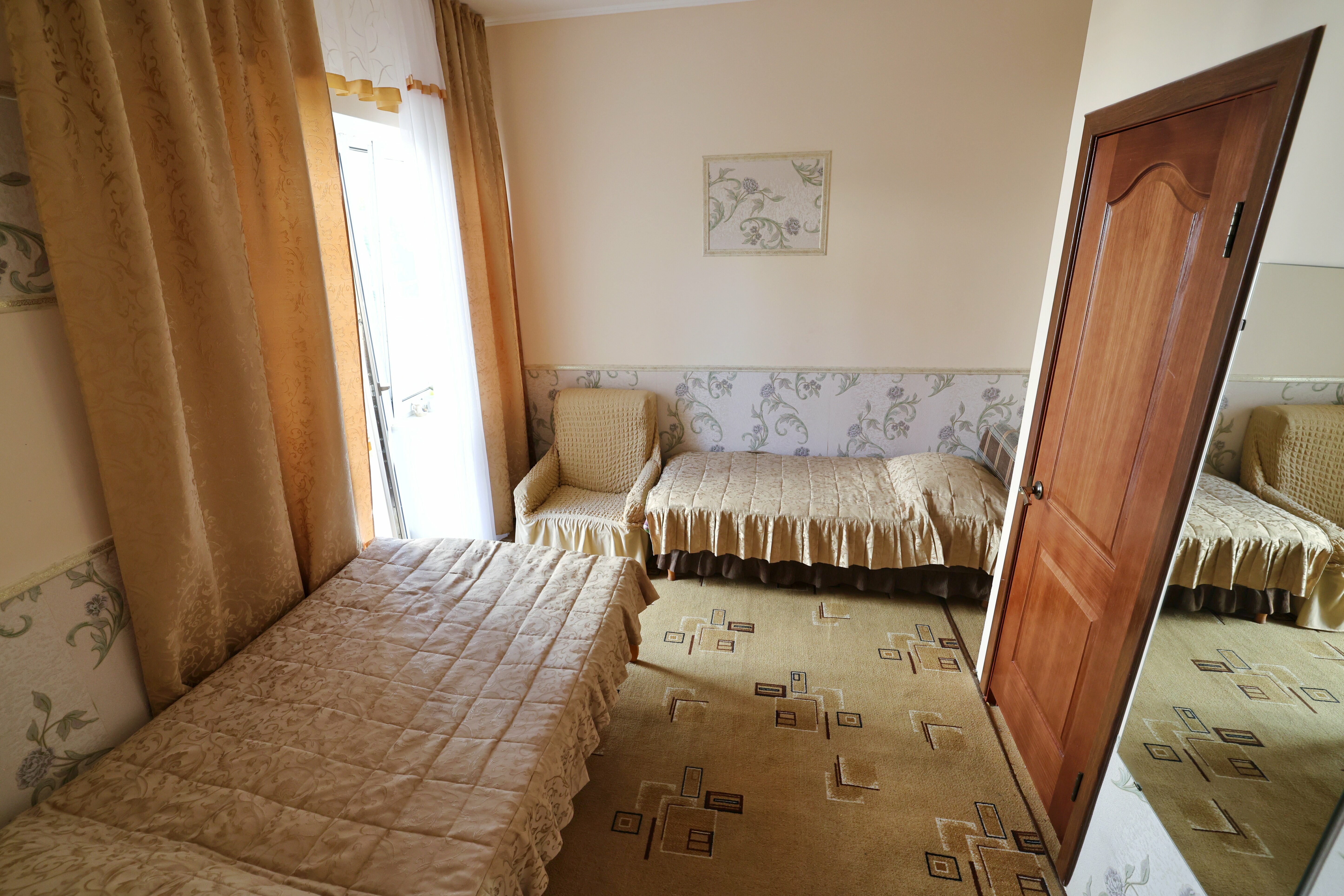 Трехместный номер с видом на горы