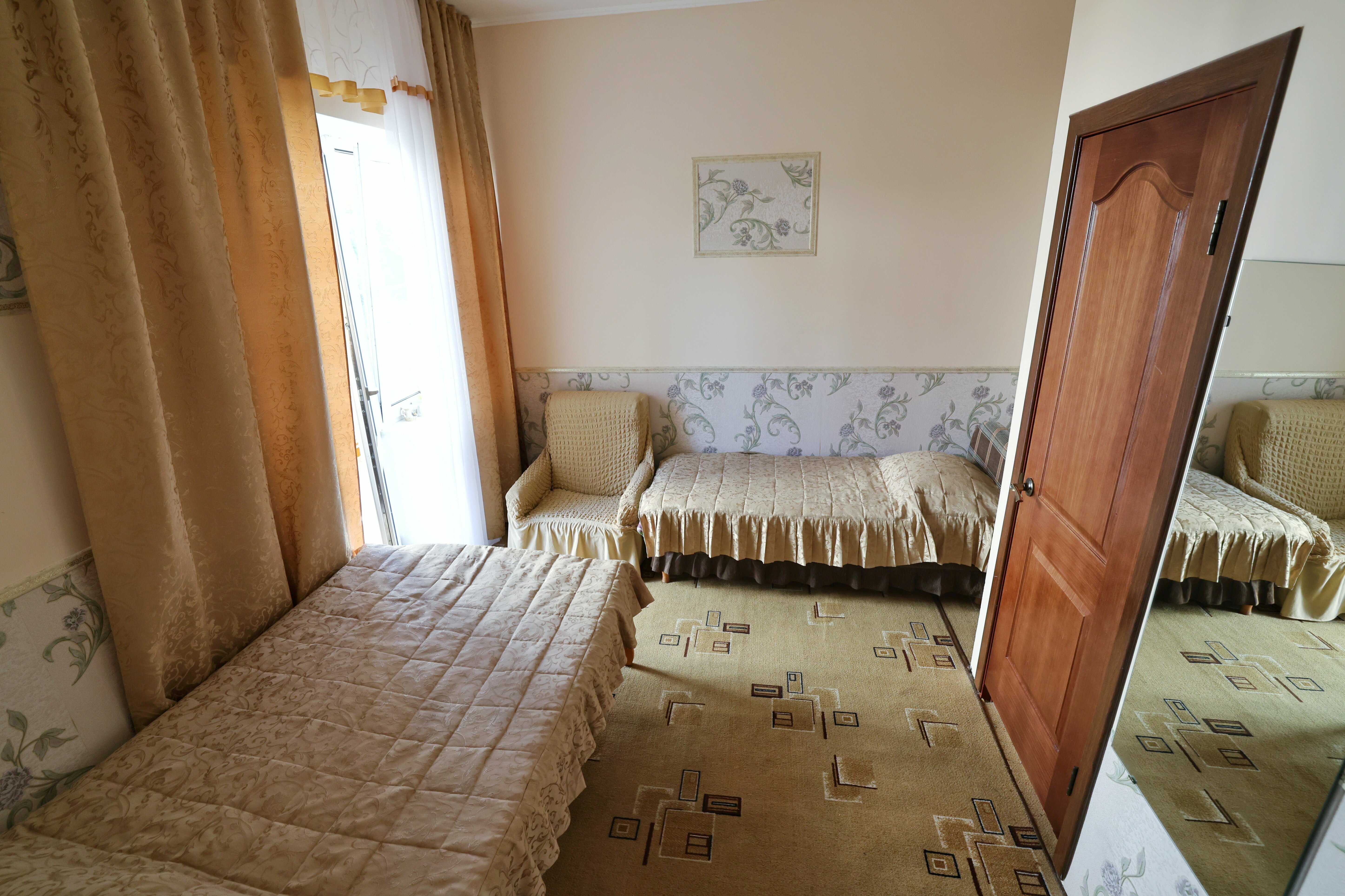 Трехместный номер с видом на горы