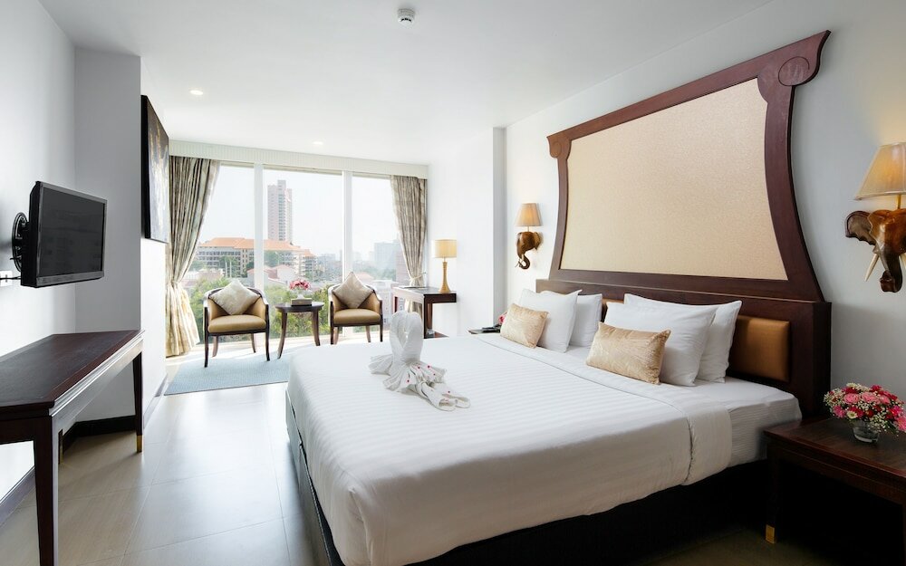 Deluxe with Bathtub