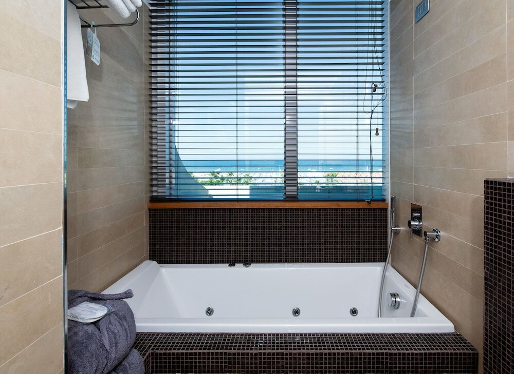 Junior Suite, 1 King Bed, Jetted Tub, Sea View