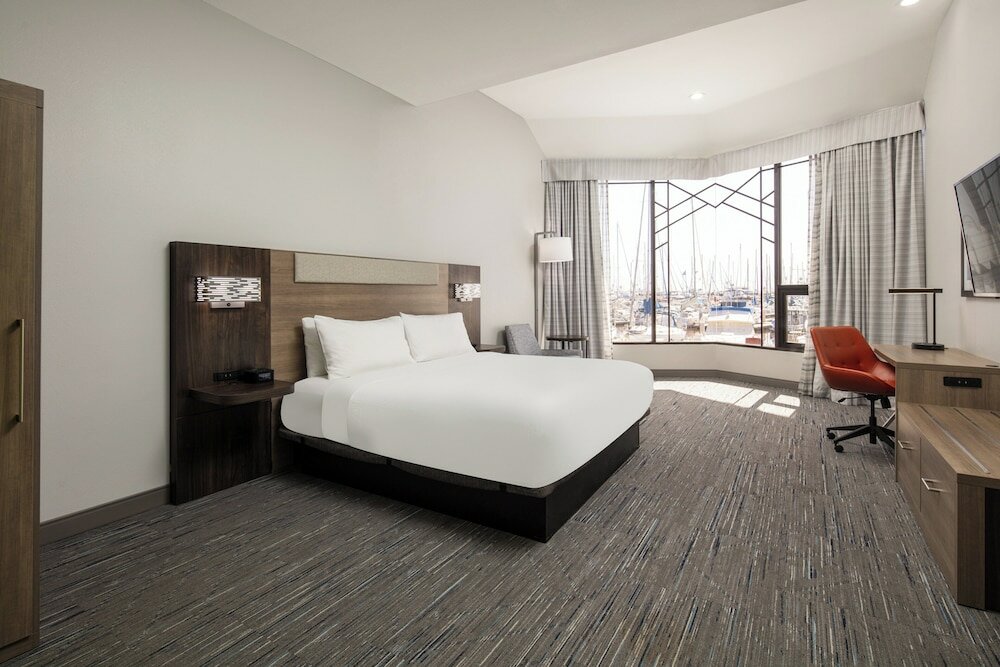 Suite, 1 Queen Bed, Roll-in Shower (Mobility)