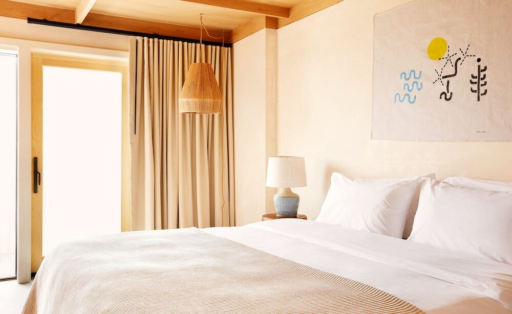 Oceanview King, Partial View