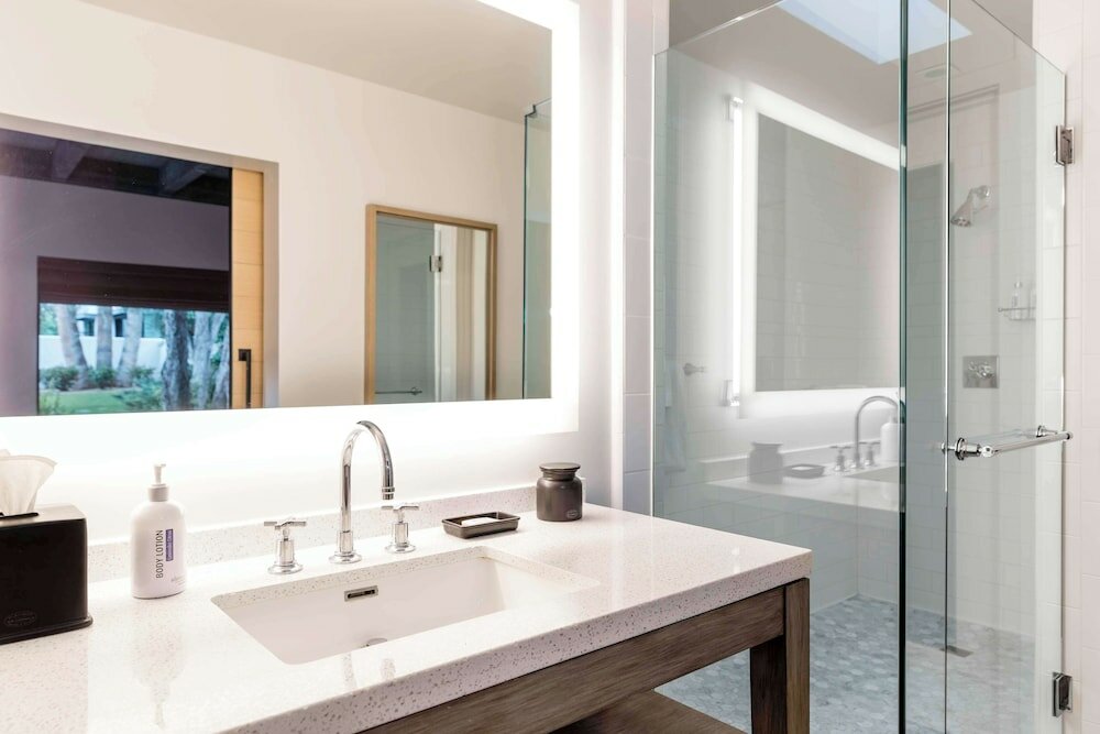 Room, 1 King Bed (Eames)