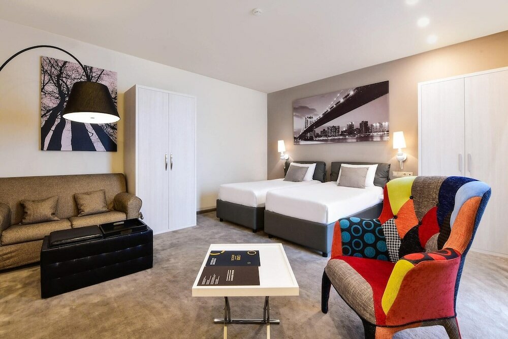 Deluxe twin single occupancy room