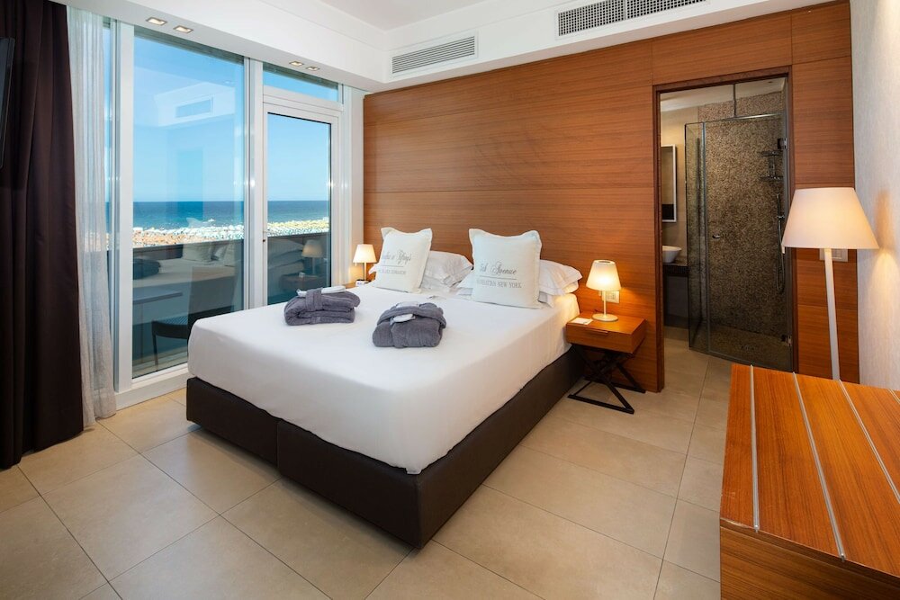 Junior Suite, 1 King Bed, Jetted Tub, Sea View