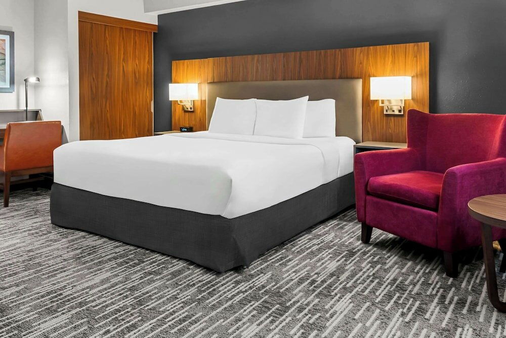 Room, 1 King Bed, Non Smoking (Upgrade)