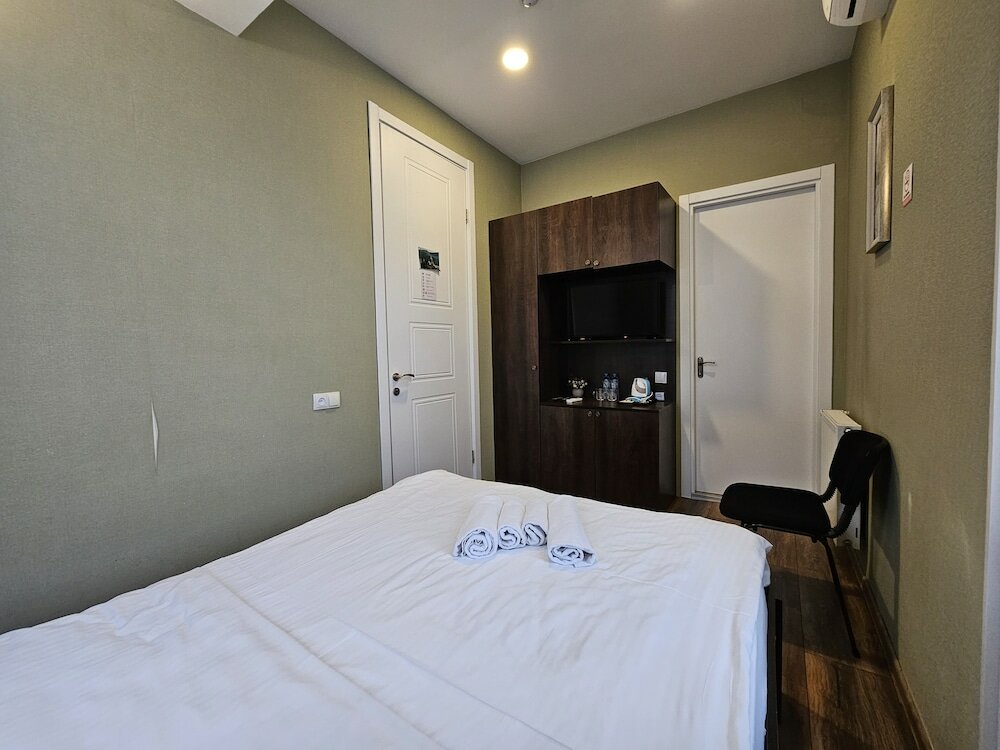 Economy Double Room (404,401,204,304)