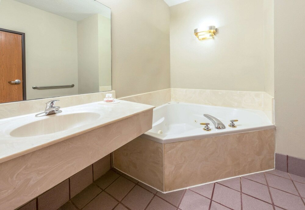 Suite, 1 Queen Bed, Non Smoking, Jetted Tub