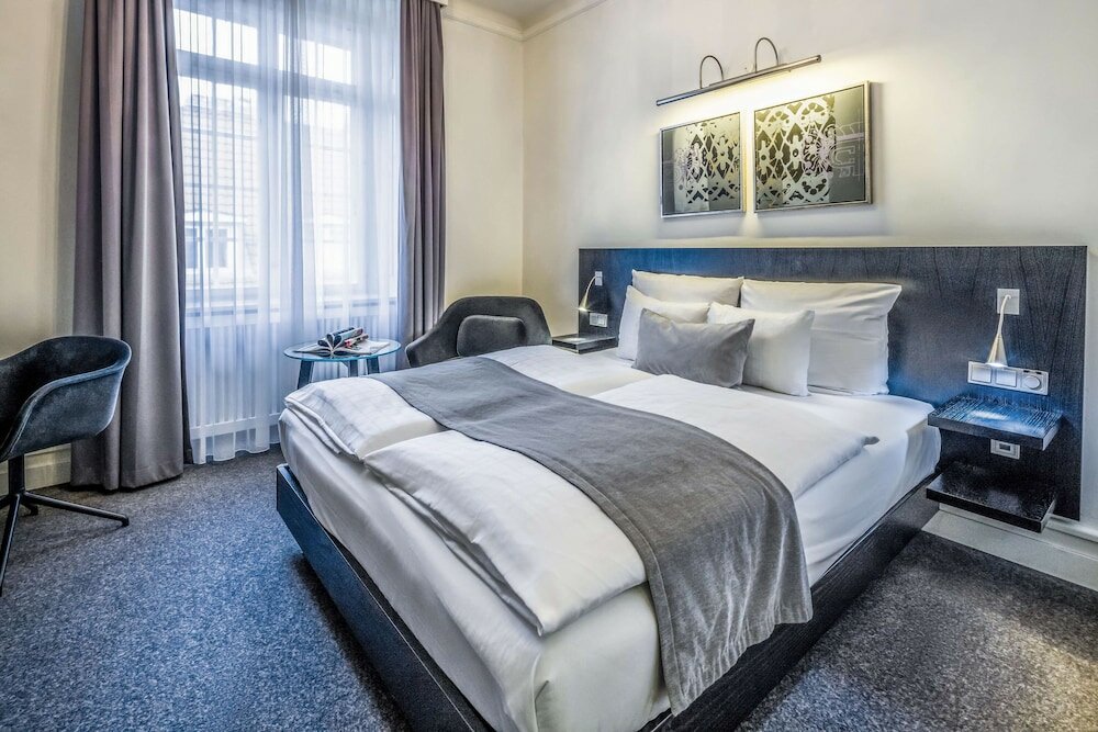 Double Room, 1 Queen Bed