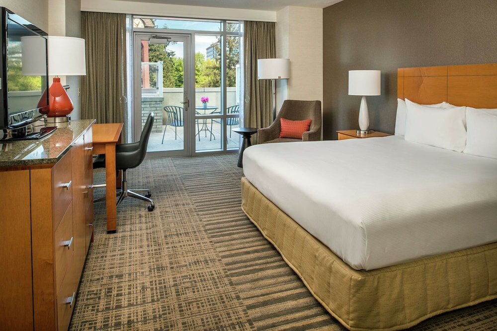 Room, 1 King Bed, Accessible, Patio (Mobility & Hearing, Roll-in Shower)
