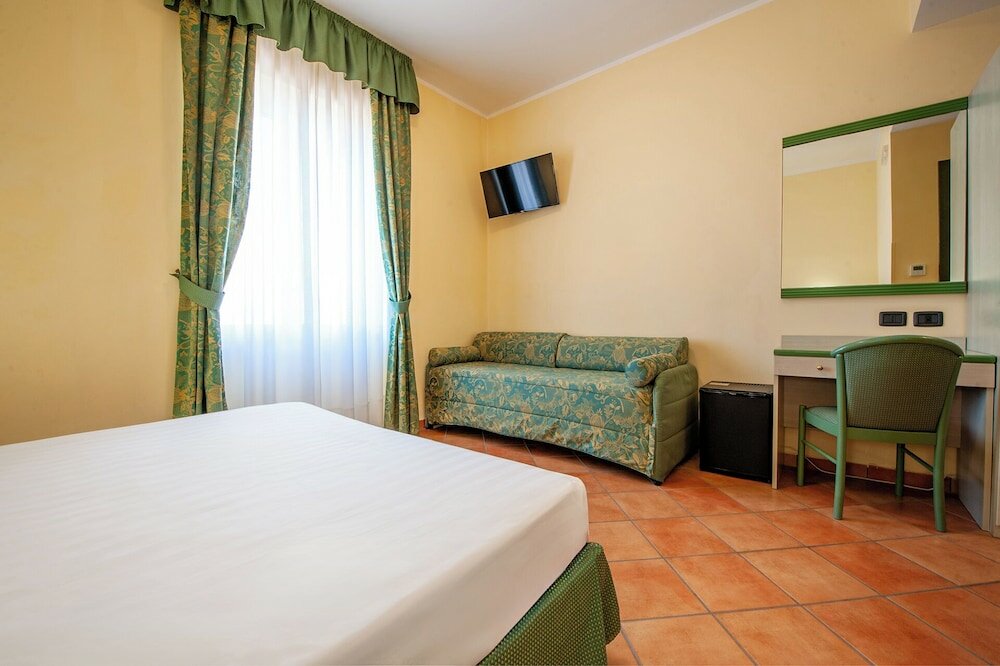 Economy Room, 1 King Bed, Ground Floor