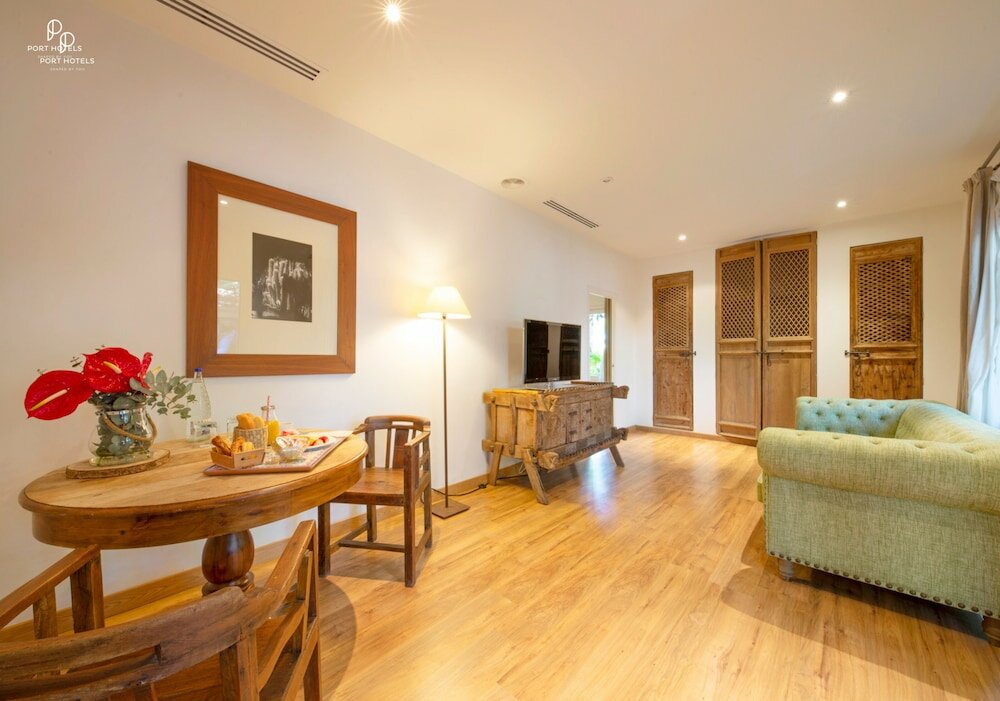 Family Suite (2 Adults + 2 Children)