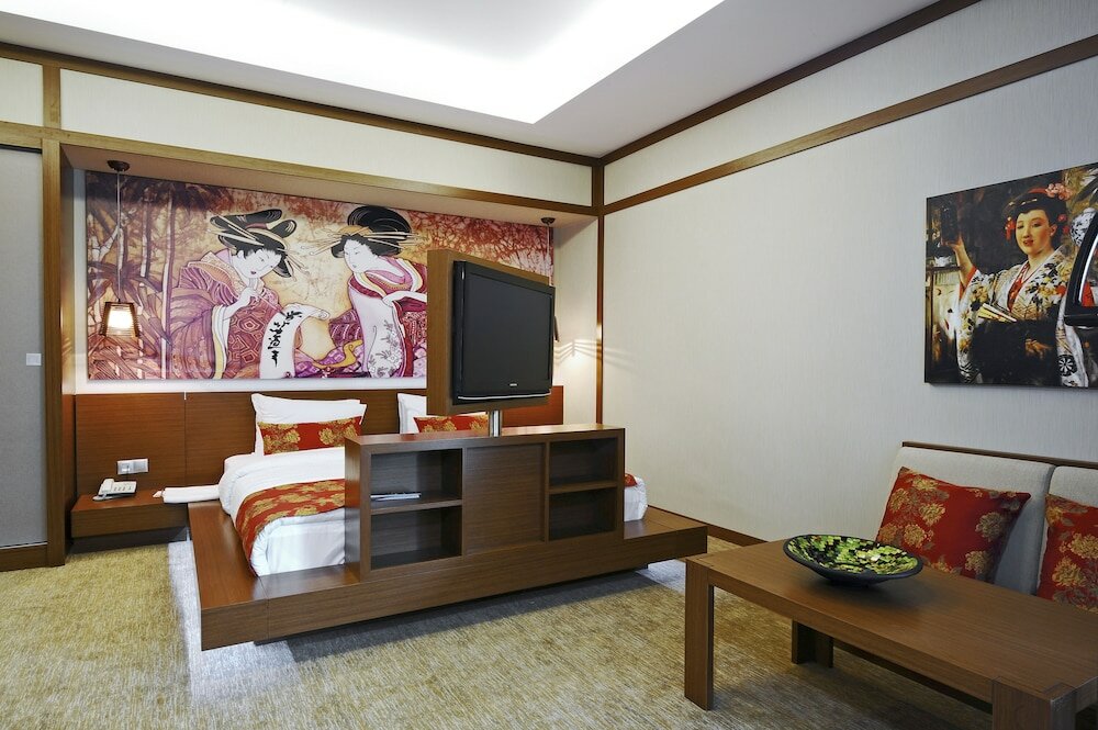 Suite, 1 King Bed, Non Smoking (Garden)