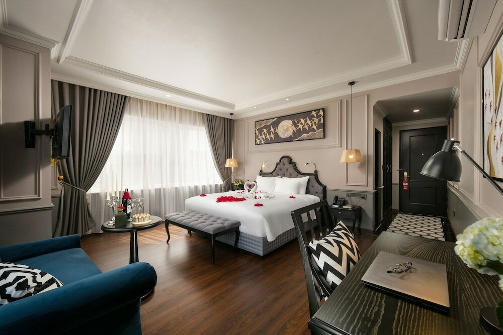 Imperial Suite Room with Old Quarter View