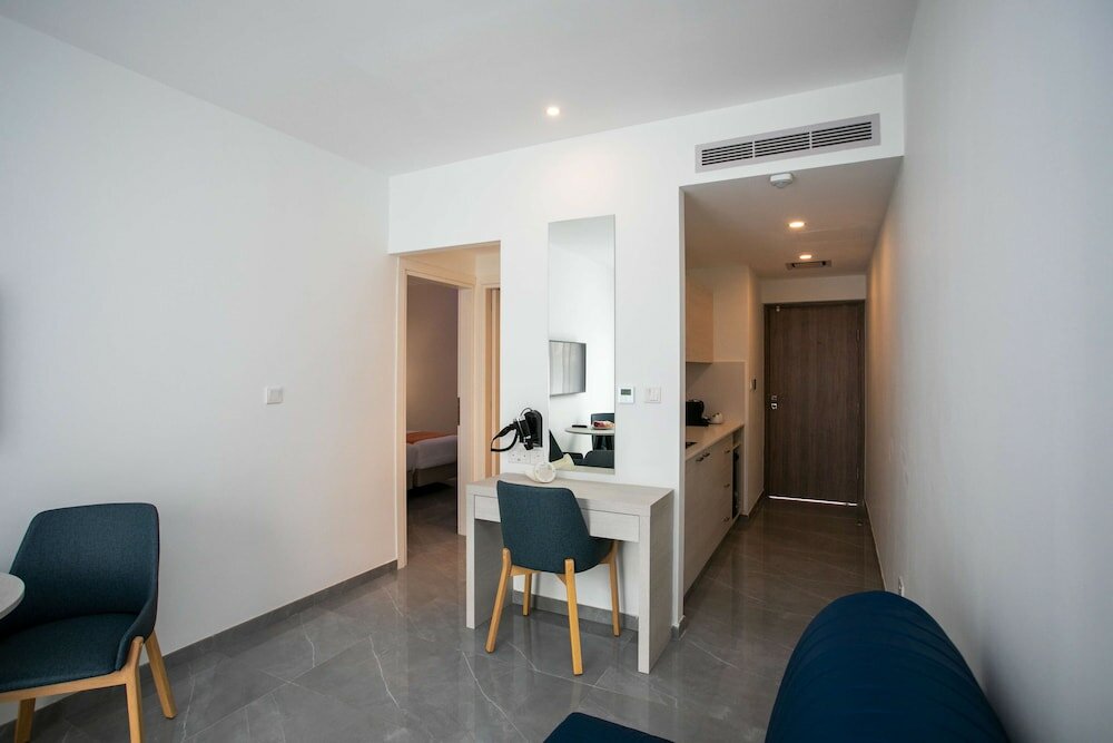 Suite, 1 Queen Bed, Non Smoking, Kitchenette (with Sofabed)
