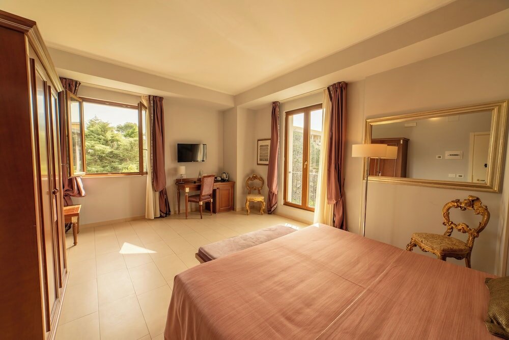 Junior Studio Suite, Jetted Tub, Garden View