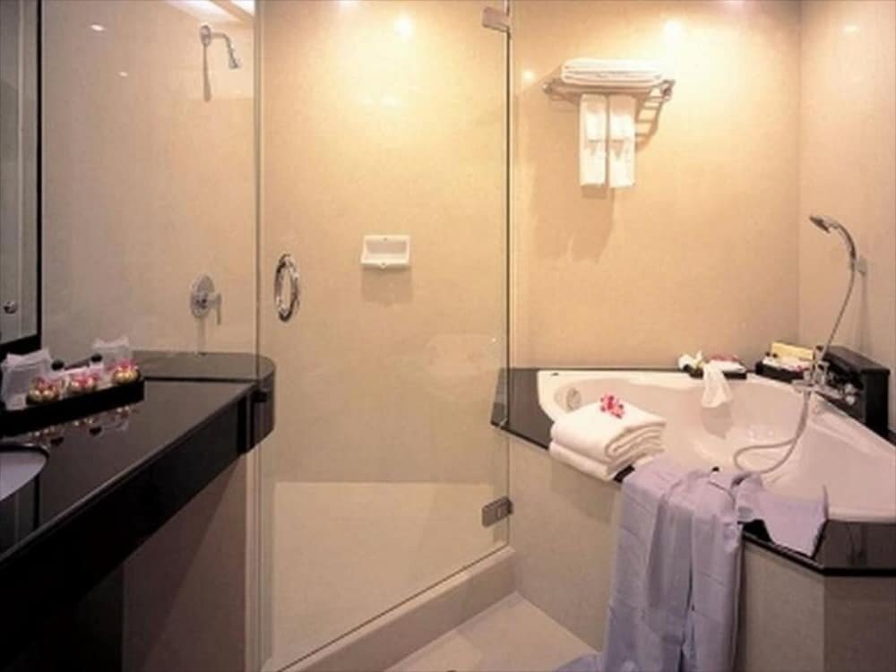 Junior Suite, 1 King Bed, Accessible, Bathtub