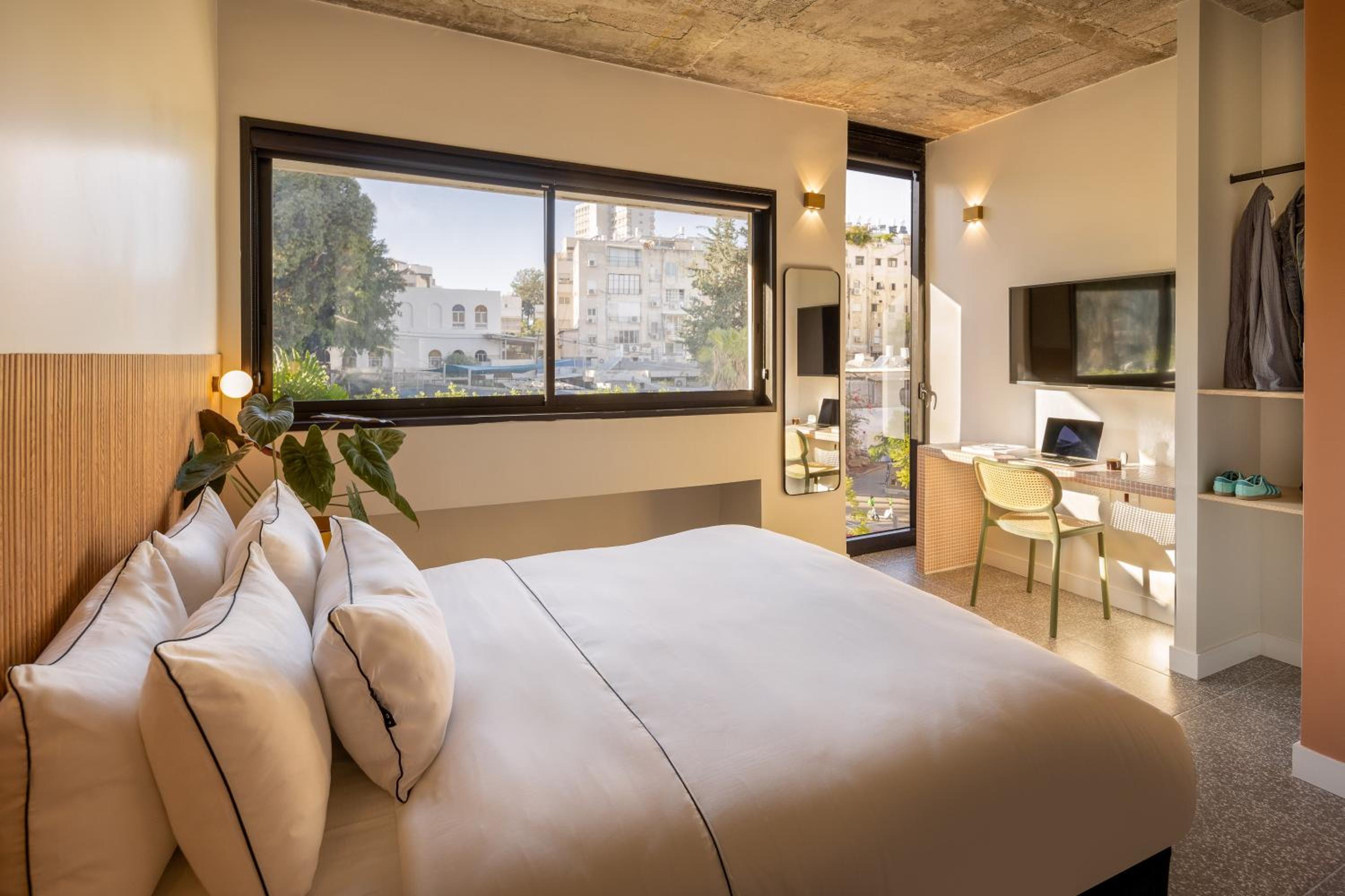 Side by side Studio rooms (no connecting door)