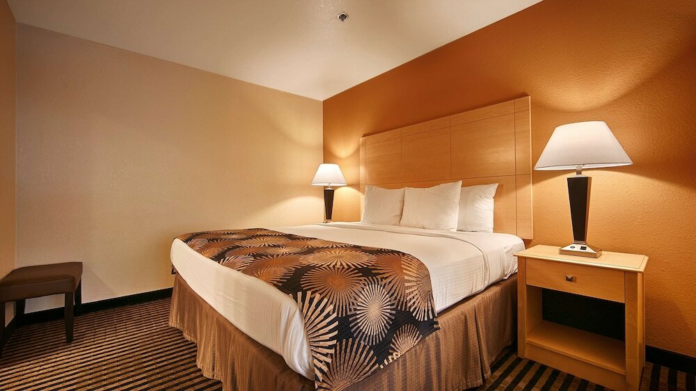 Suite, 1 King Bed, Non Smoking, Refrigerator