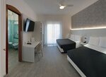Четырехместный номер, Несколько кроватей, балкон, вид на море в Hotel Venus