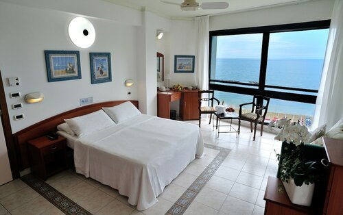 Студия-полулюкс, Несколько кроватей, балкон, вид на море в Hotel Venus