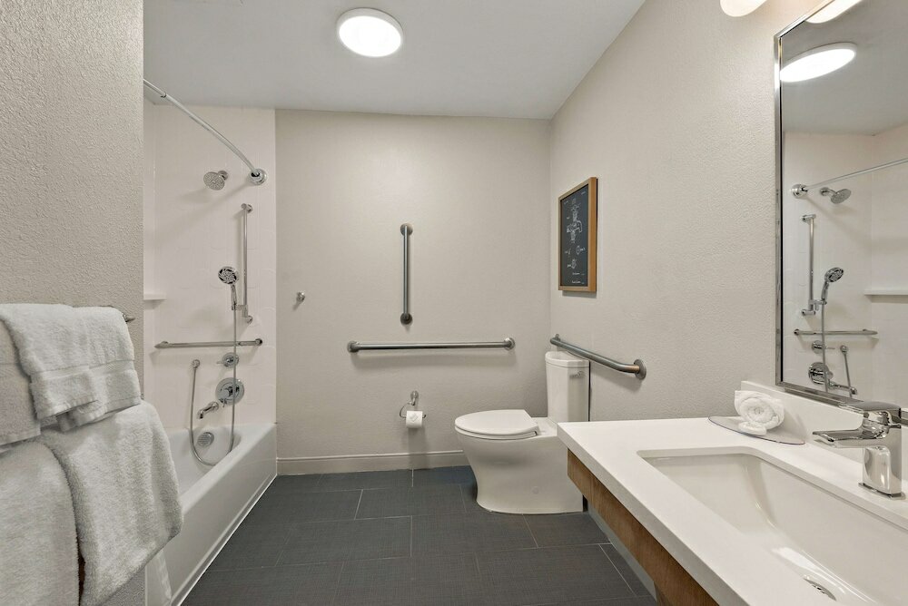 Studio Suite, 1 Queen Bed, Accessible (Mobility Tub)