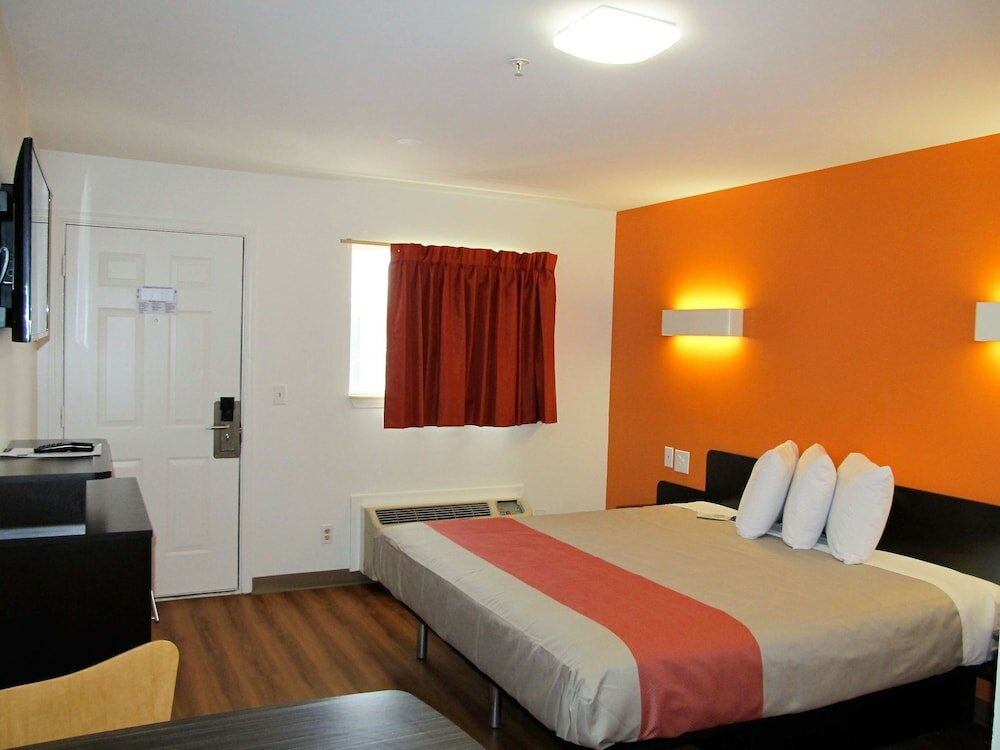 Deluxe Room, 1 King Bed, Non Smoking, Refrigerator & Microwave