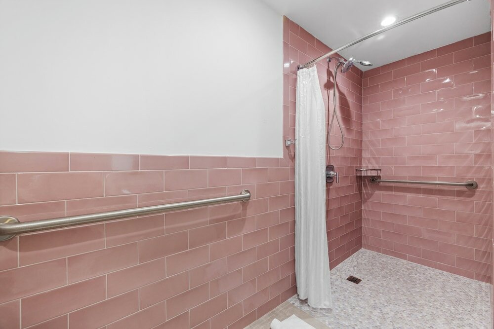 Deluxe Room, 1 Queen Bed, Bathtub Grab Bars