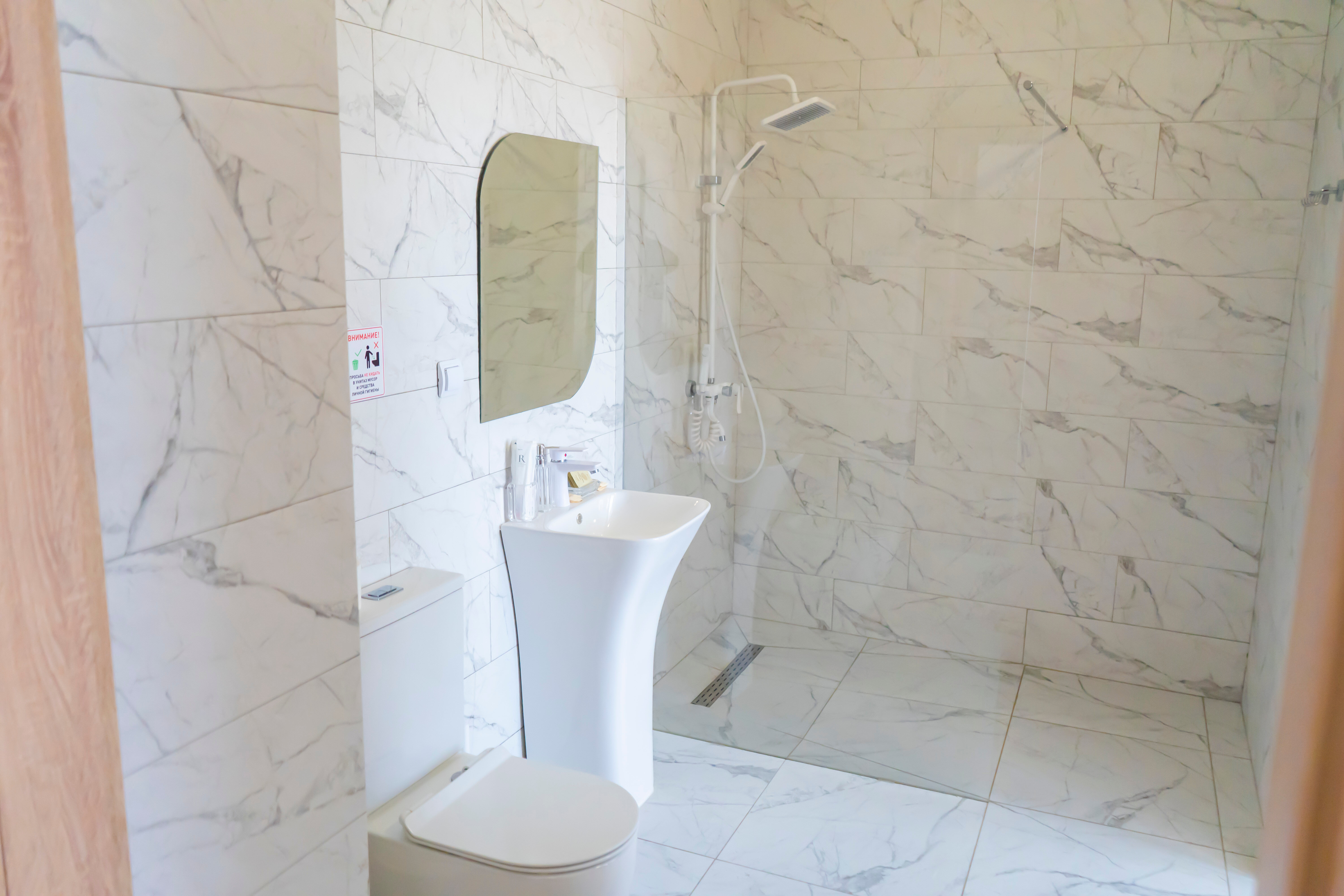 Двухкомнатный номер Люкс на трех-четырех гостей с балконом видом на море (корпус Б)