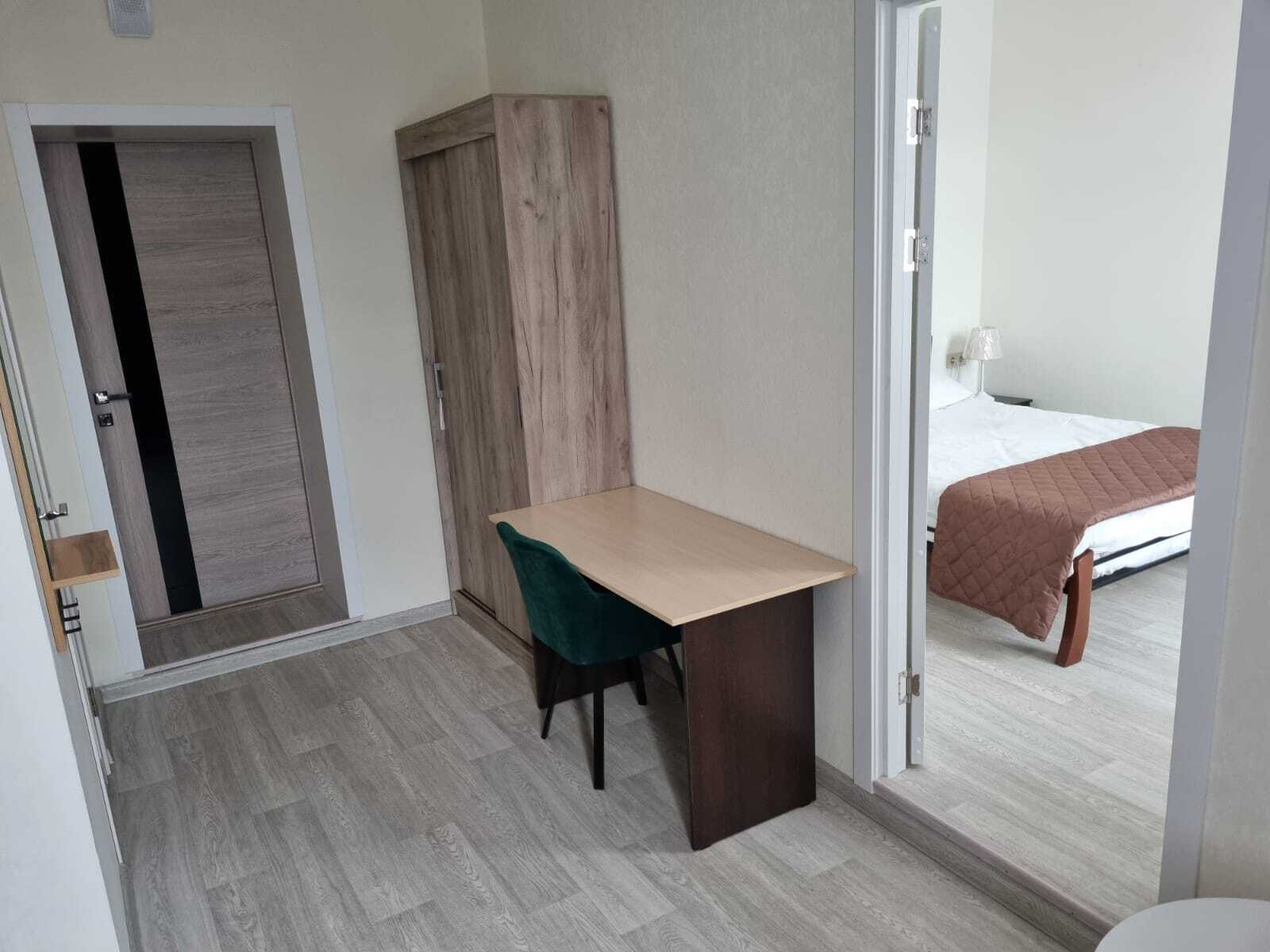 Двухкомнатный четырёхместный номер с двуспальной кроватью и раскладным диваном