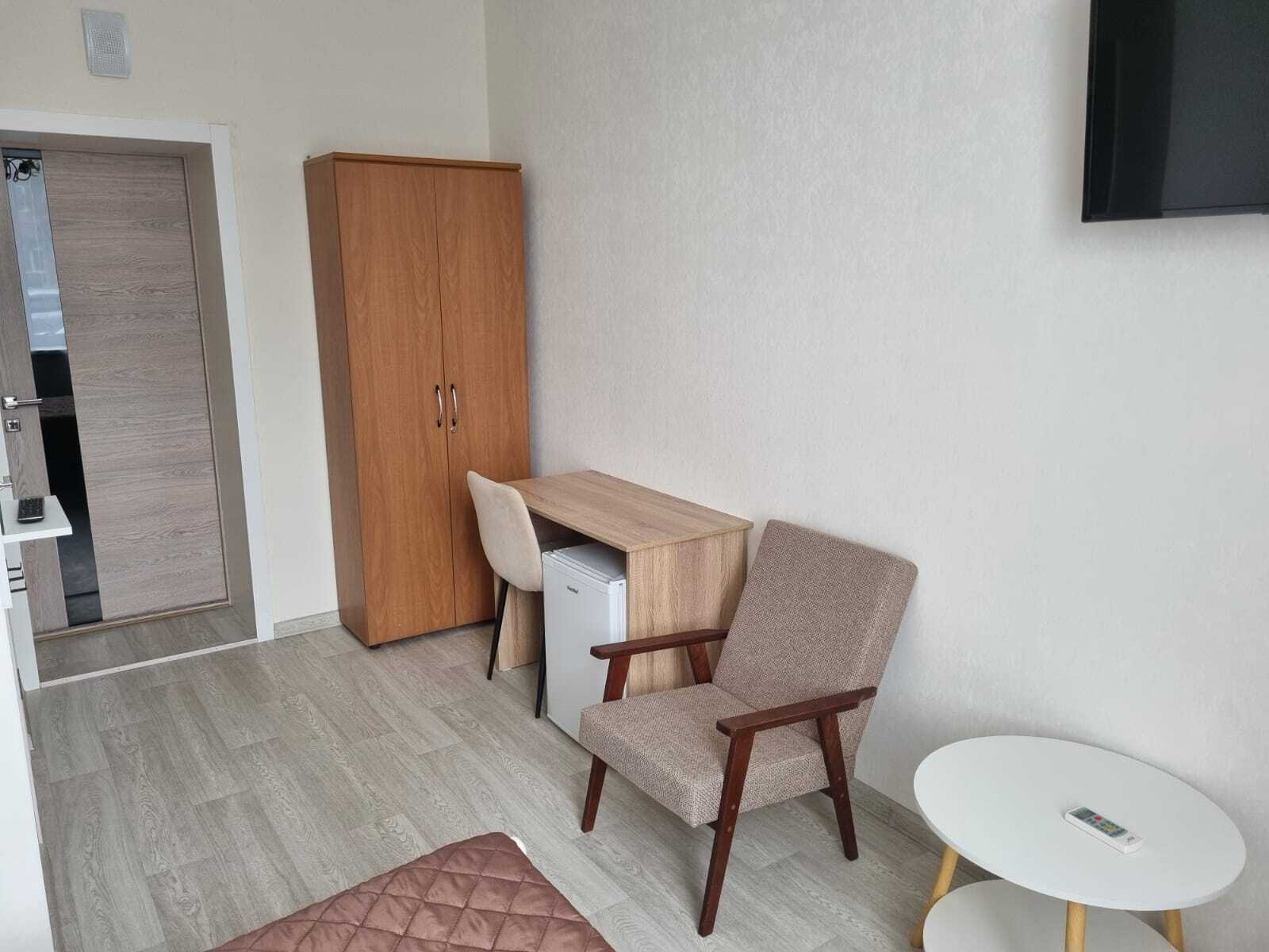 Трёхместный номер с двуспальной кроватью и креслом-кроватью