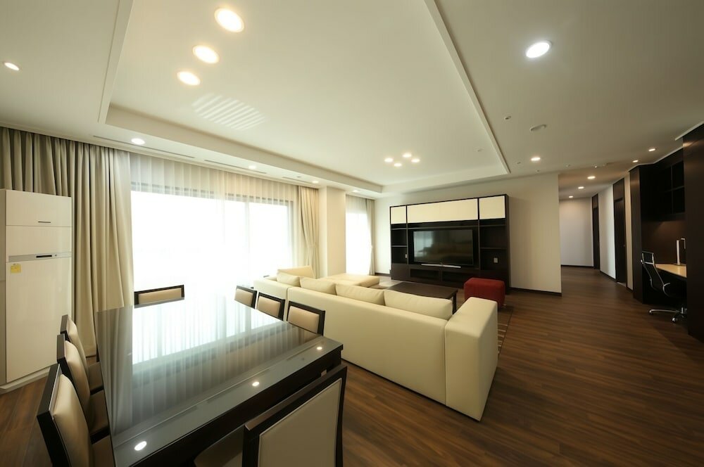 Penthouse (22nd floor city view) with 3 Bedrooms, 2 Bathrooms:Extra person (over 6yo) charge upon CI