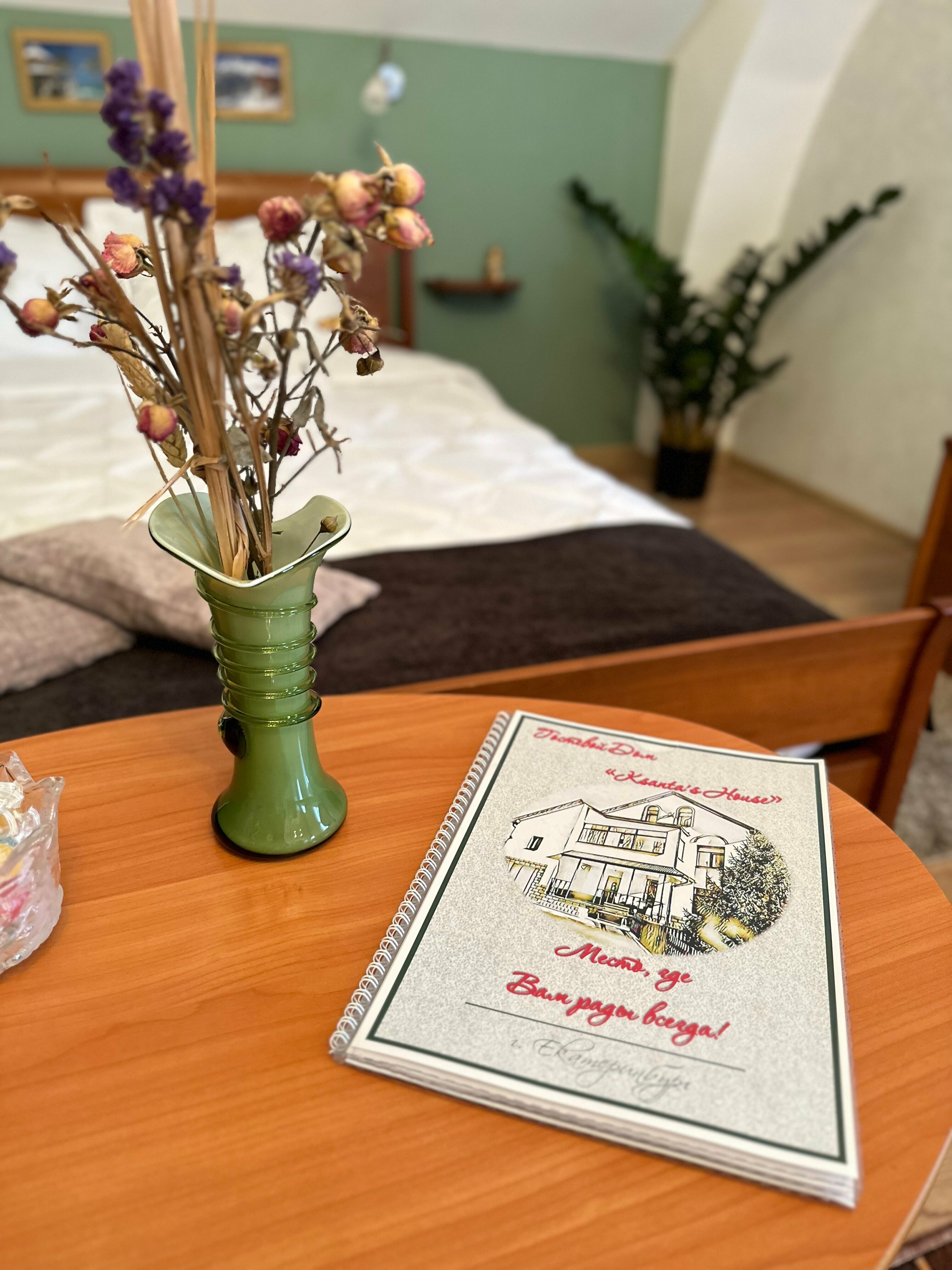 Двухместный номер с двуспальной кроватью и дополнительной кроватью