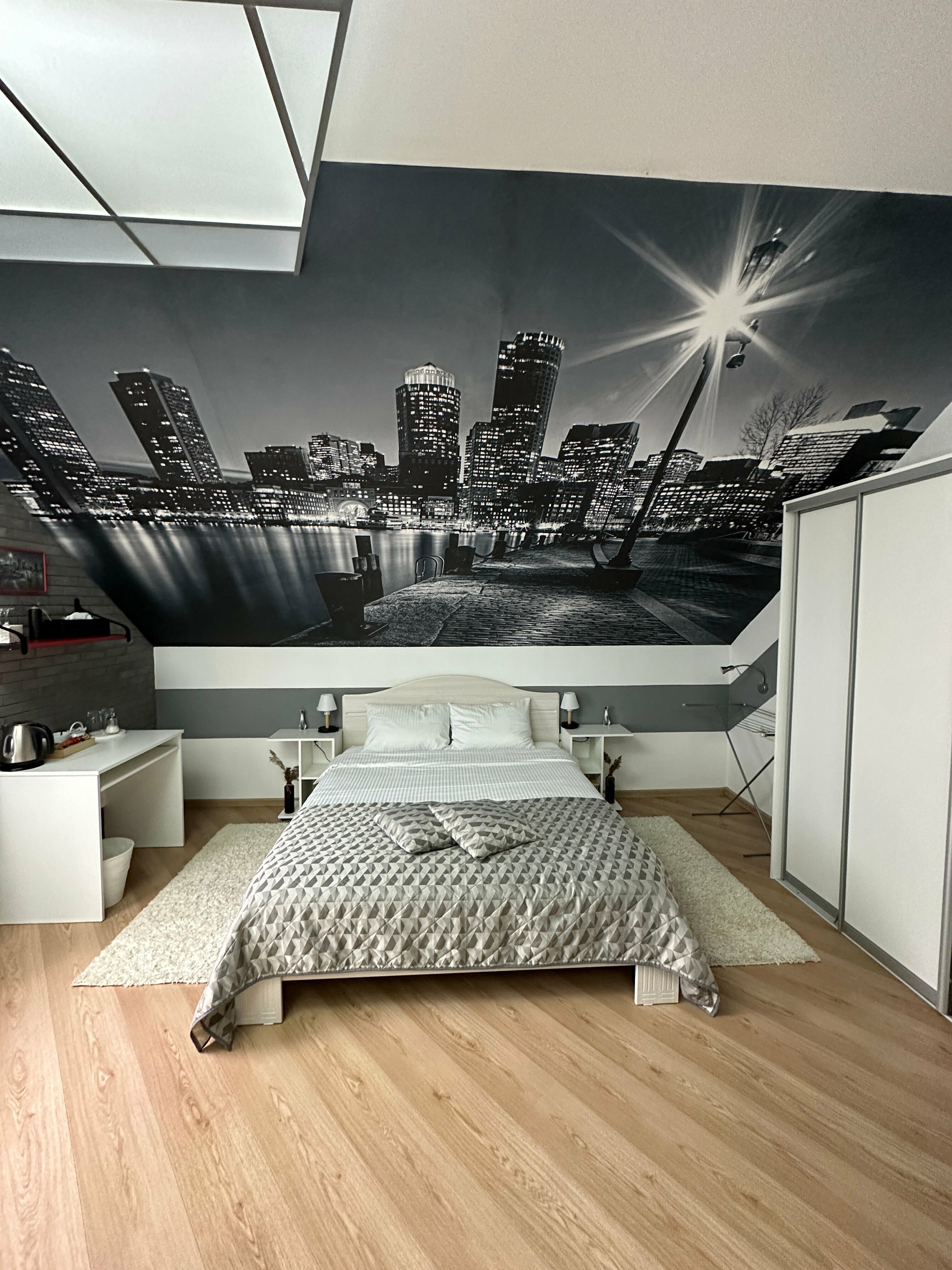 Двухместный номер с двуспальной кроватью и дополнительной кроватью