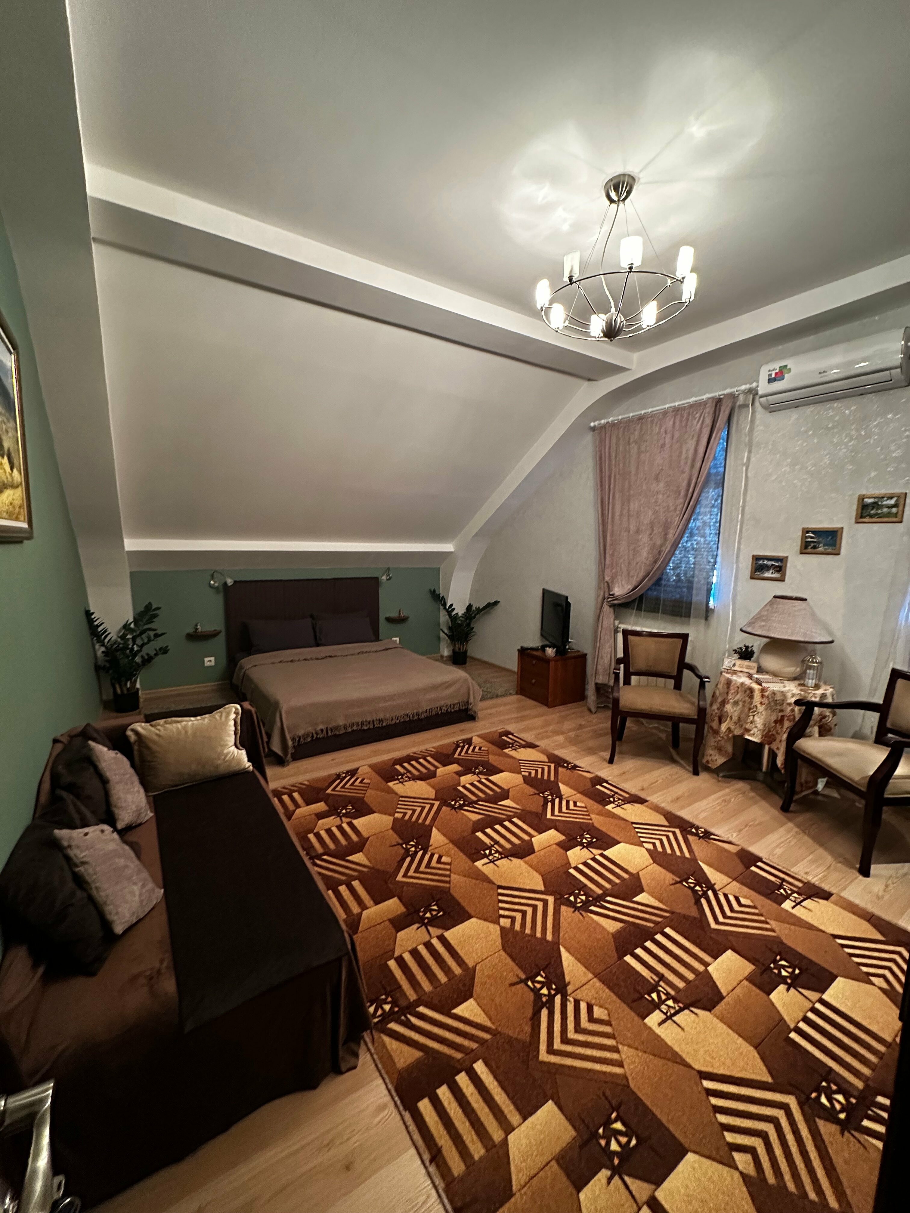 Двухместный номер с двуспальной кроватью и дополнительной кроватью